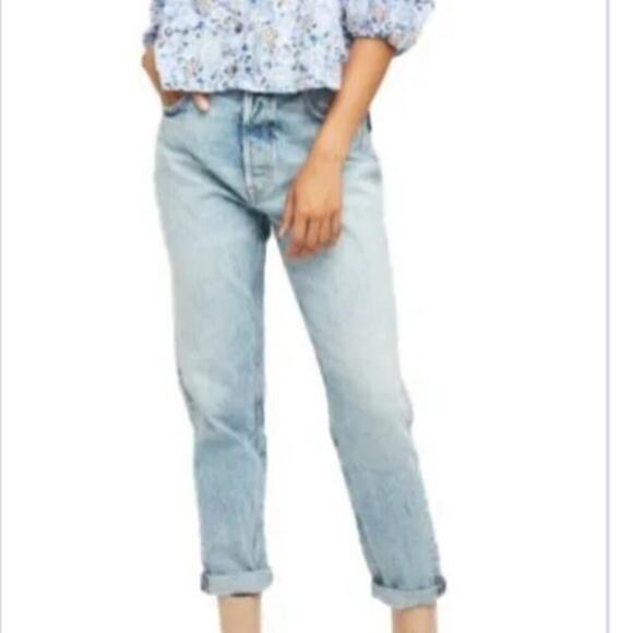 WE THE FREE LIGHT WASH CUFFED RELAXED FIT CROP JEANS SIZE 26 - Picture 1 of 7